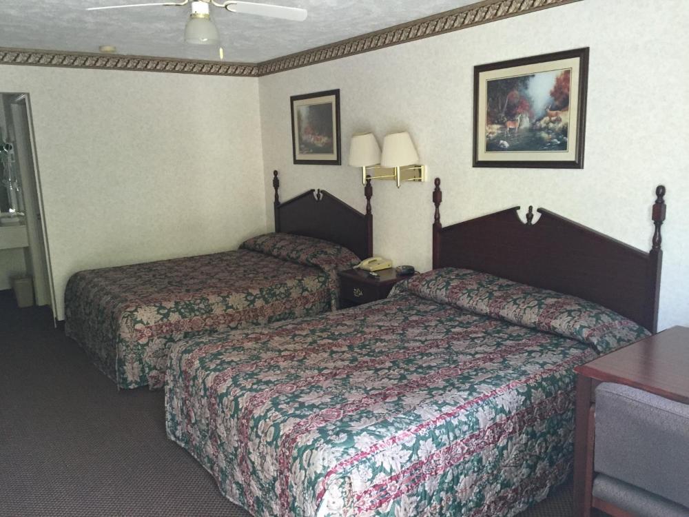 Queen Room with Two Queen Beds - Smoking interior